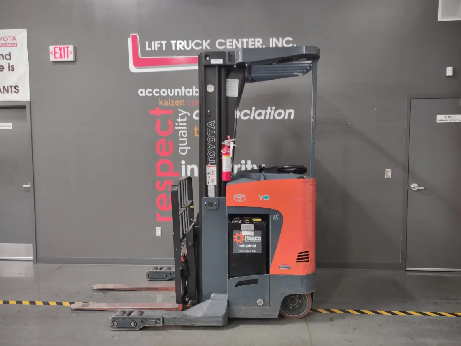 Featured image for “TOYOTA 3,500 LBS. CAPACITY CUSHION TIRE NARROW AISLE REACH FORKLIFT”