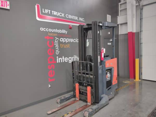 TOYOTA 3,500 LBS. CAPACITY CUSHION TIRE NARROW AISLE REACH FORKLIFT - Image 3