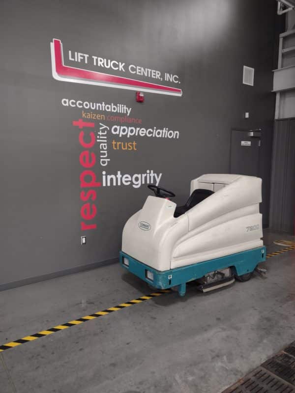 TENNANT SCRUBBER 36" SCRUBBING PATH - Image 4