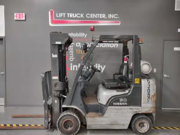 NISSAN 5000 LB CAPACITY PNEUMATIC TIRE FORKLIFT