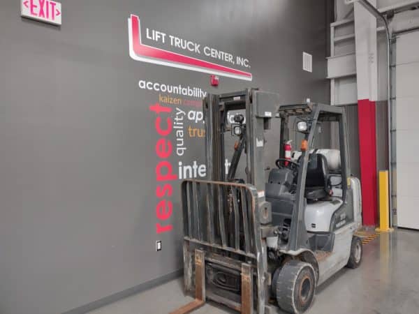 NISSAN 5000 LB CAPACITY PNEUMATIC TIRE FORKLIFT - Image 2