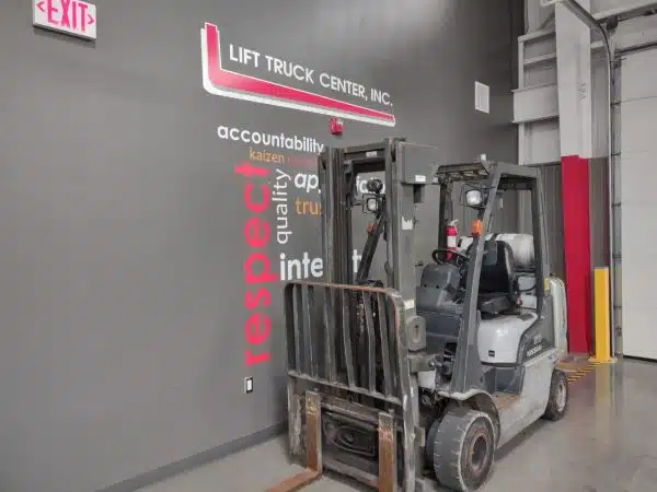 NISSAN 5000 LB CAPACITY PNEUMATIC TIRE FORKLIFT - Image 2