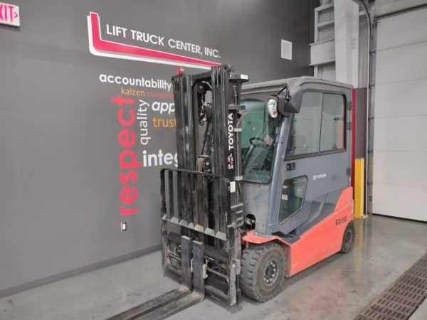TOYOTA 5000 LB CAPACITY 80 VOLT PNEUMATIC TIRE FORKLIFT - Image 2