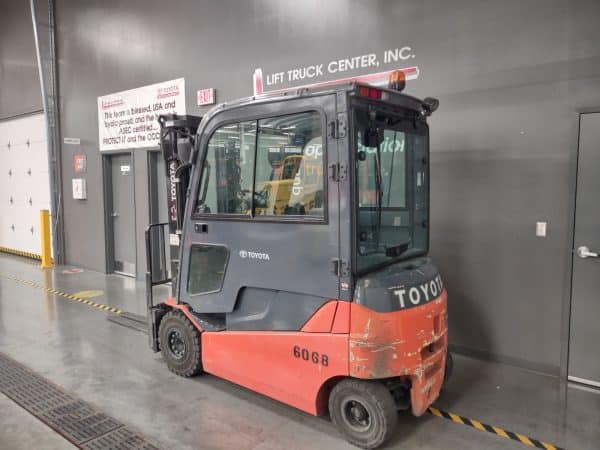 TOYOTA 5000 LB CAPACITY 80 VOLT PNEUMATIC TIRE FORKLIFT - Image 3