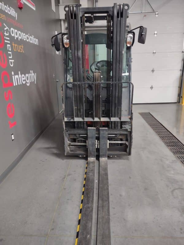 TOYOTA 5000 LB CAPACITY 80 VOLT PNEUMATIC TIRE FORKLIFT - Image 4
