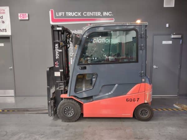 TOYOTA 5000 LB CAPACITY 80 VOLT PNEUMATIC TIRE FORKLIFT