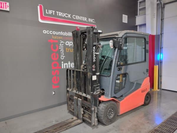 TOYOTA 5000 LB CAPACITY 80 VOLT PNEUMATIC TIRE FORKLIFT - Image 2
