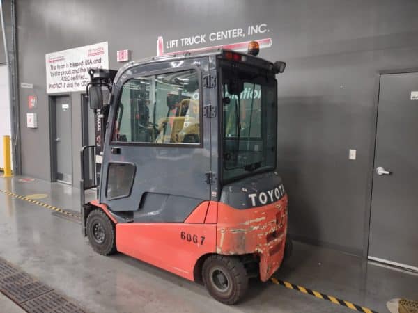 TOYOTA 5000 LB CAPACITY 80 VOLT PNEUMATIC TIRE FORKLIFT - Image 3