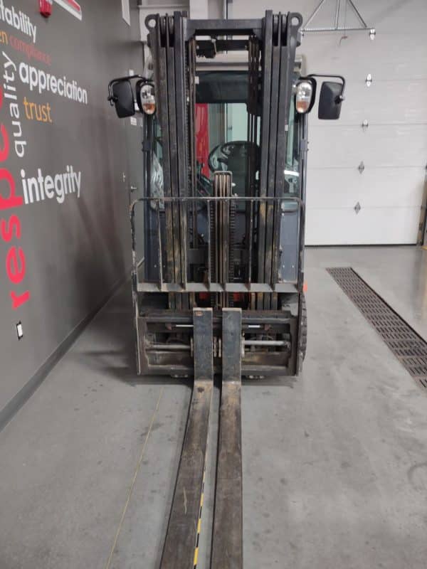 TOYOTA 5000 LB CAPACITY 80 VOLT PNEUMATIC TIRE FORKLIFT - Image 4