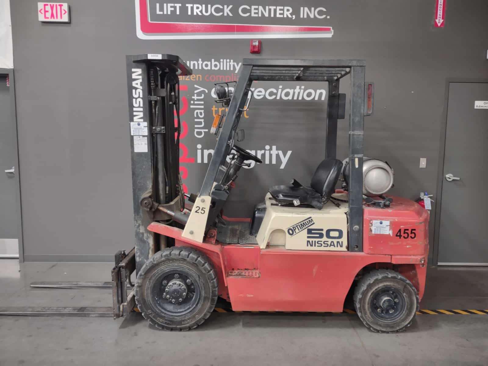 Featured image for “NISSAN 5,000 LB PNEUMATIC TIRE FORKLIFT”