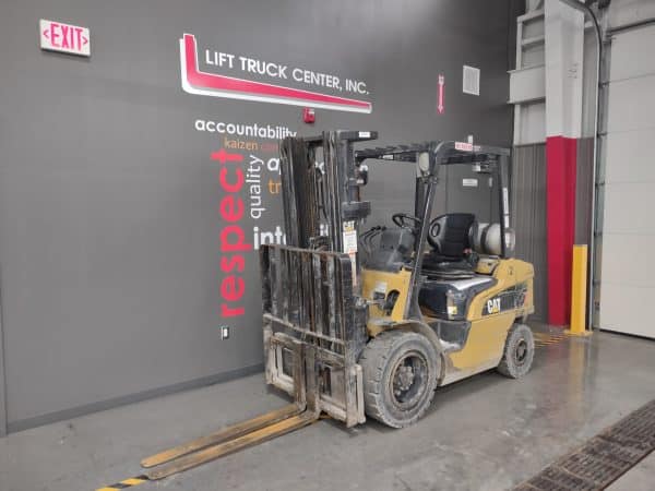 CAT 5,000 LB PNEUMATIC TIRE CAPACITY FORKLIFT - Image 3