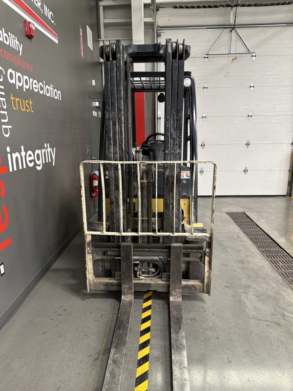 YALE 5,000 LBS. CAPACITY PNEUMATIC TIRE FORKLIFT - Image 4
