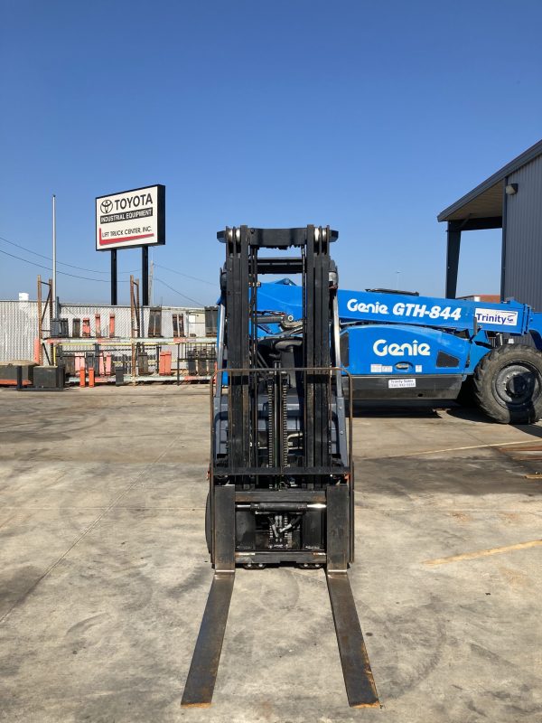 TOYOTA 3,000 LBS. CAPACITY CUSHION TIRED FORKLIFT - Image 4