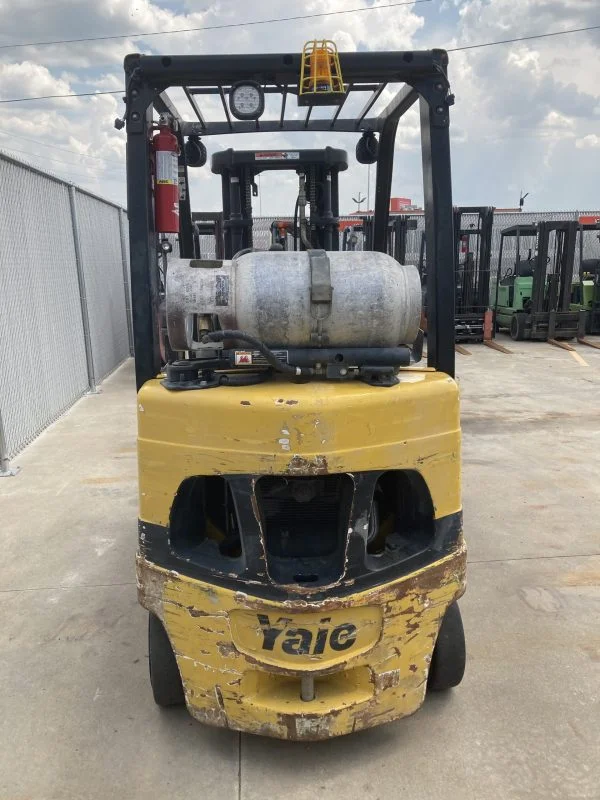 YALE 5,000 LBS CAPACITY CUSHION TIRED FORKLIFT - Image 4