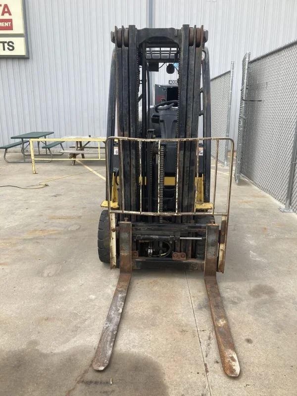 YALE 5,000 LBS CAPACITY CUSHION TIRED FORKLIFT - Image 3