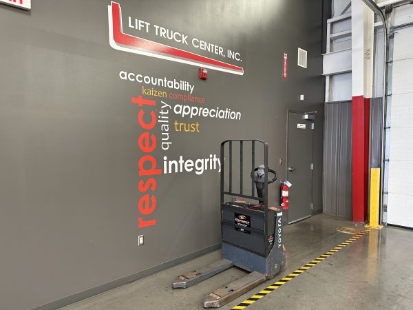 TOYOTA 4,500 LBS. CAPACITY ELECTRIC PALLET JACK - Image 3