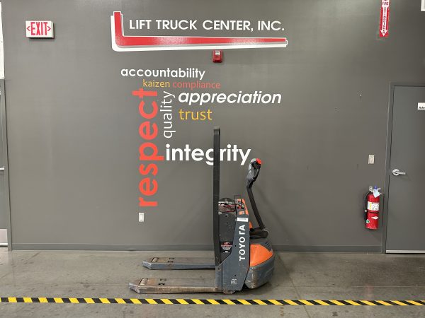 TOYOTA 4,500 LBS. CAPACITY ELECTRIC PALLET JACK