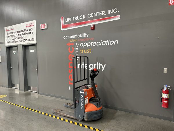 TOYOTA 4,500 LBS. CAPACITY ELECTRIC PALLET JACK - Image 2