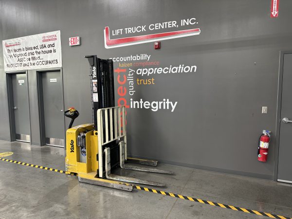 YALE 4,000 LBS. CAPACITY CUSHION TIRED STACKER - Image 3