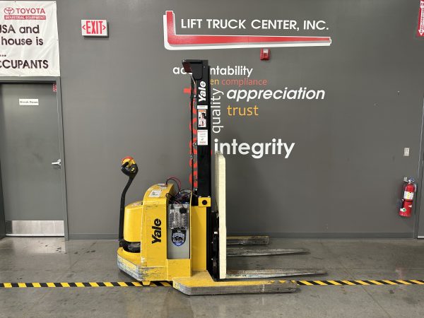 YALE 4,000 LBS. CAPACITY CUSHION TIRED STACKER