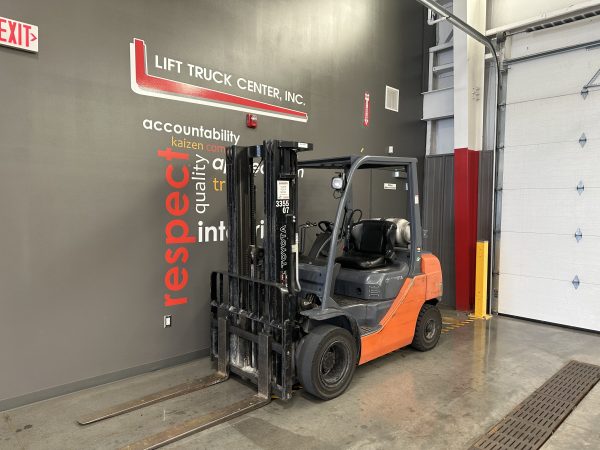 TOYOTA 5,000 LBS. CAPACITY PNEUMATIC TIRED FORKLIFT - Image 3