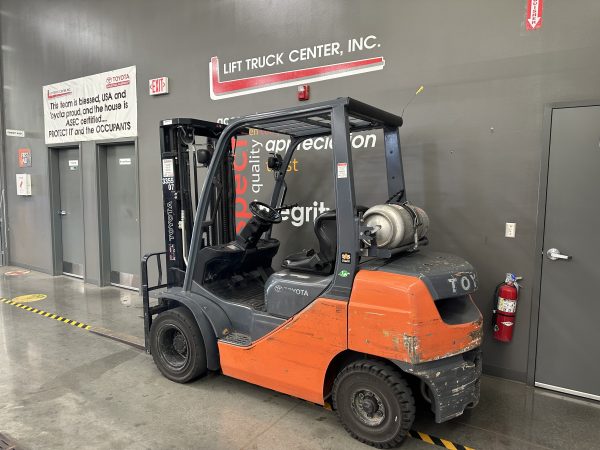 TOYOTA 5,000 LBS. CAPACITY PNEUMATIC TIRED FORKLIFT - Image 2