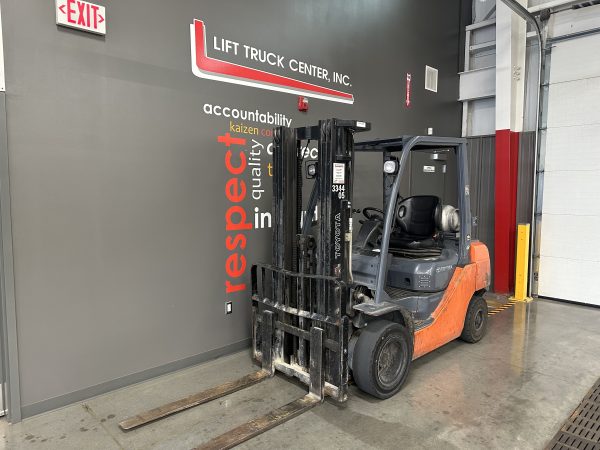 TOYOTA 5,000 LBS. CAPACITY PNEUMATIC TIRED FORKLIFT - Image 2