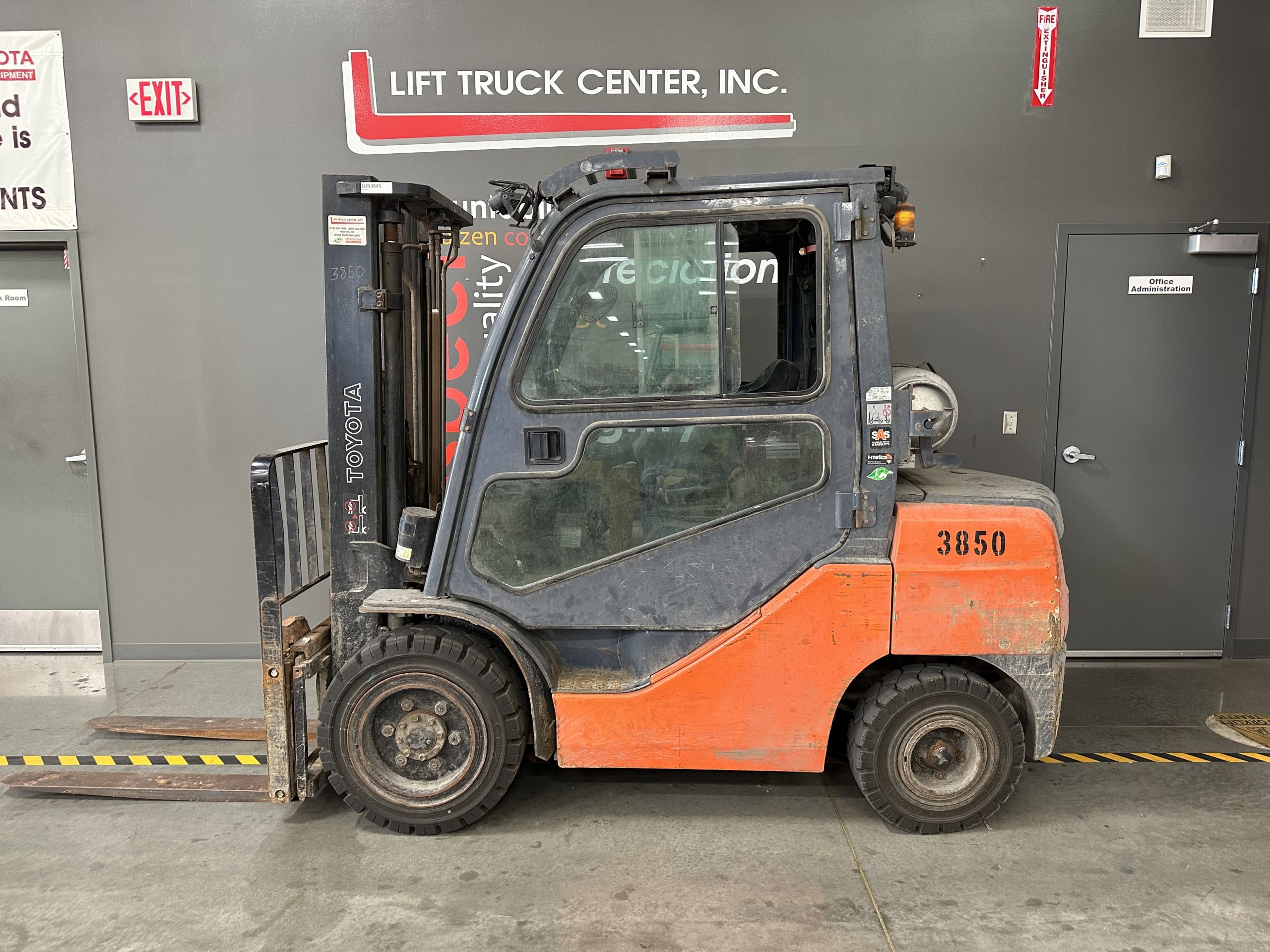 Featured image for “TOYOTA 6,000 LBS. CAPACITY PNEUMATIC TIRED FORKLIFT”