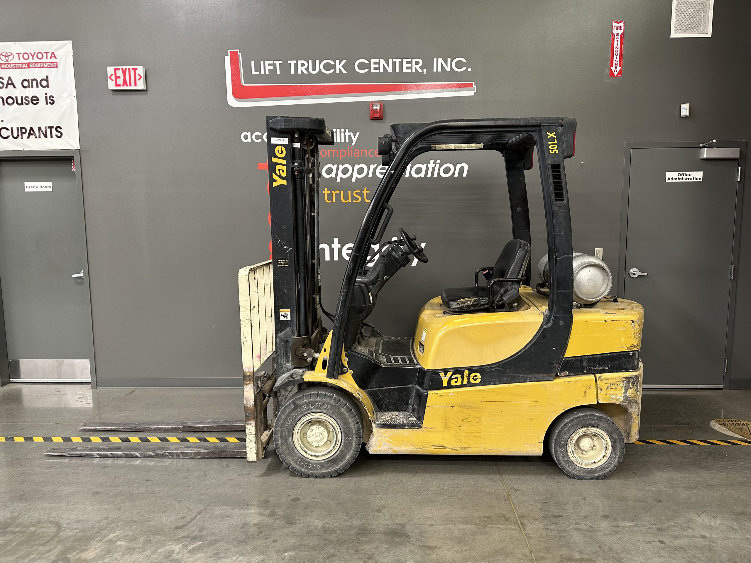 Featured image for “YALE 5,000 LBS. CAPACITY PNEUMATIC TIRE FORKLIFT”