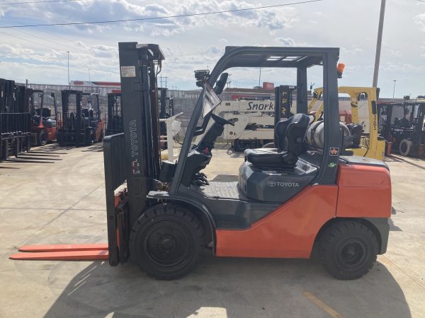 TOYOTA 6,000 LBS. CAPACITY PNEUMATIC TIRED FORKLIFT - Image 2
