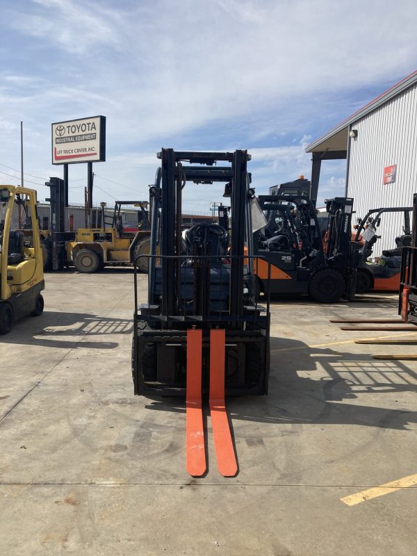 TOYOTA 6,000 LBS. CAPACITY PNEUMATIC TIRED FORKLIFT - Image 4