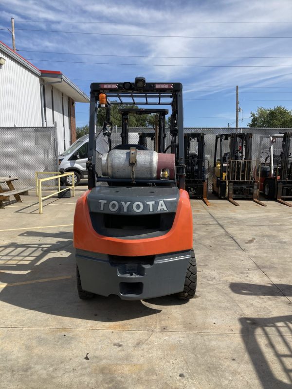TOYOTA 6,000 LBS. CAPACITY PNEUMATIC TIRED FORKLIFT - Image 3