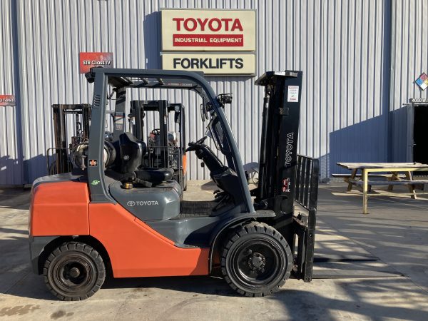 TOYOTA 6,000 LBS. CAPACITY PNEUMATIC TIRED FORKLIFT