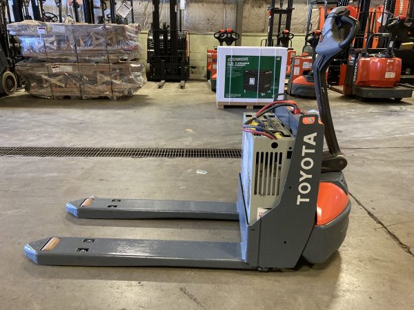 TOYOTA 4,500 LBS. CAPACITY CUSHION TIRED PALLET JACK - Image 4