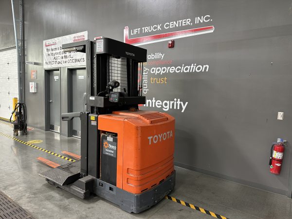 TOYOTA 3,000 LBS. CUSHION TIRED ORDER PICKER - Image 3