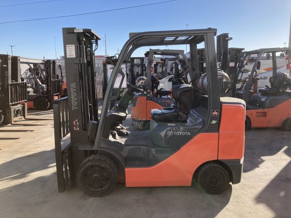 TOYOTA 6,000 LBS. CAPACITY CUSHION TIRED FORKLIFT
