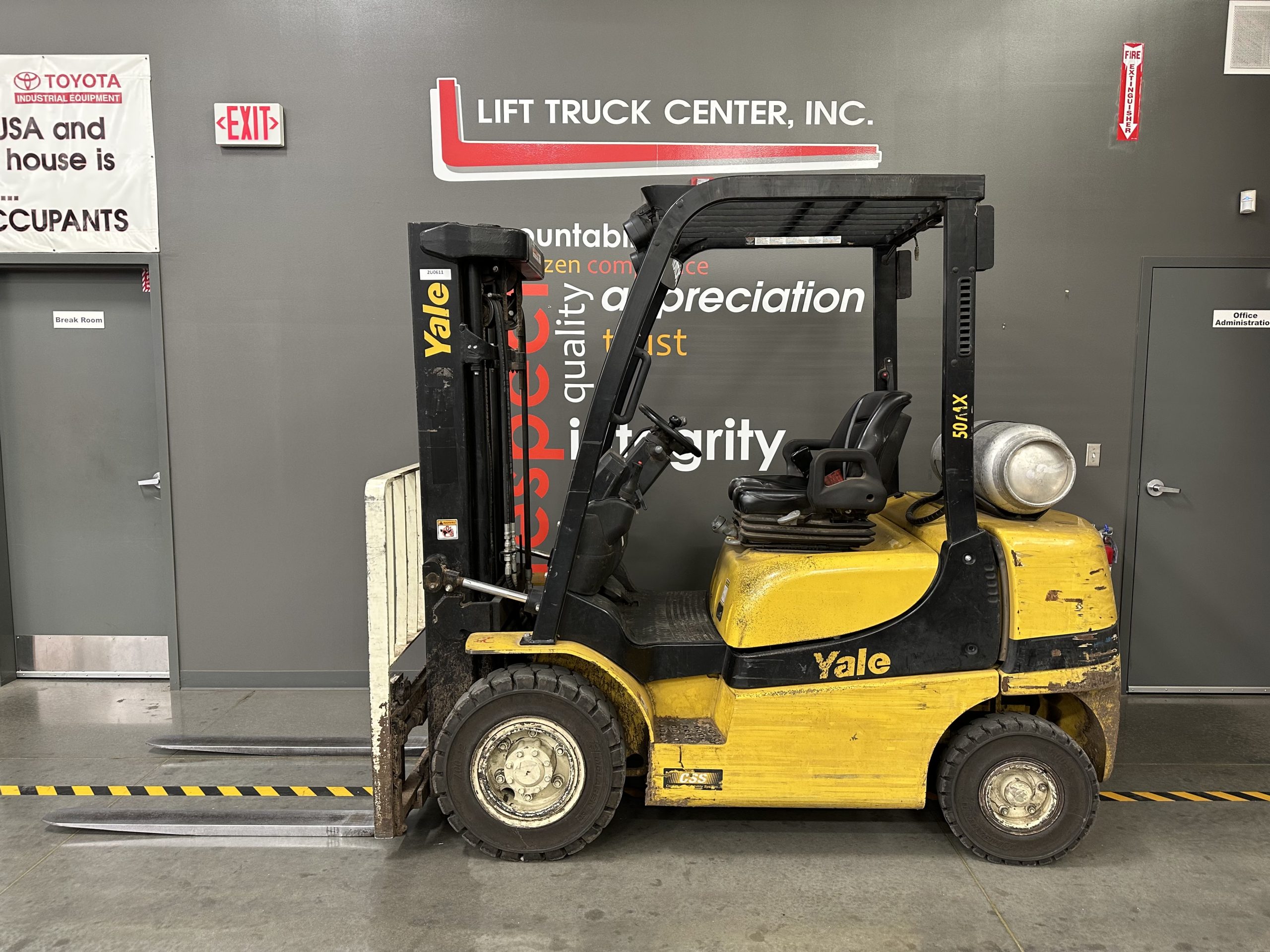 Featured image for “YALE 5,000 LBS. CAPACITY PNEUMATIC TIRED FORKLIFT”