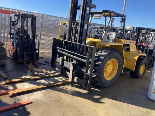 SELLICK 8,000 LBS. CAPACITY PNEUMATIC TIRED FORKLIFT - Image 2