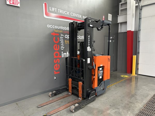 TOYOTA 3,500 LBS. CAPACITY CUSHION TIRED ELECTRIC REACH TRUCK - Image 2