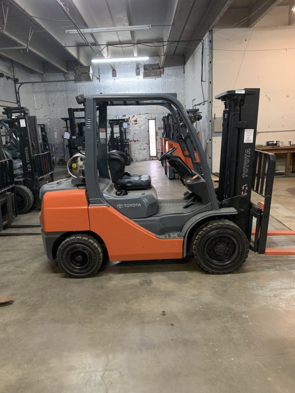 TOYOTA 6,000 LBS. CAPACITY PNEUMATIC TIRED FORKLIFT