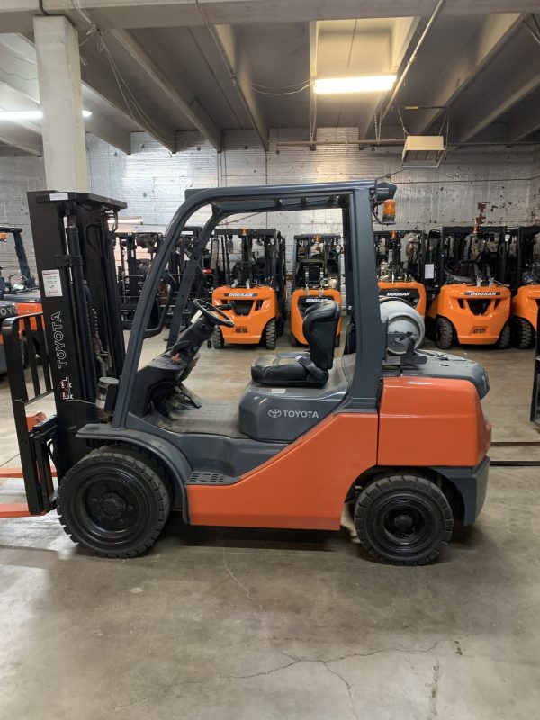 TOYOTA 6,000 LBS. CAPACITY PNEUMATIC TIRED FORKLIFT - Image 4