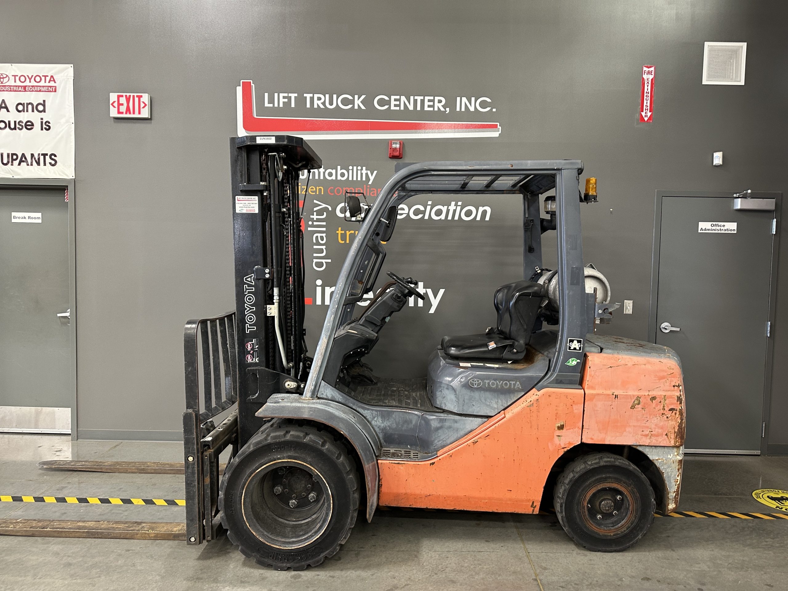 Featured image for “TOYOTA 6,500 LBS. CAPACITY PNEUMATIC TIRED FORKLIFT”