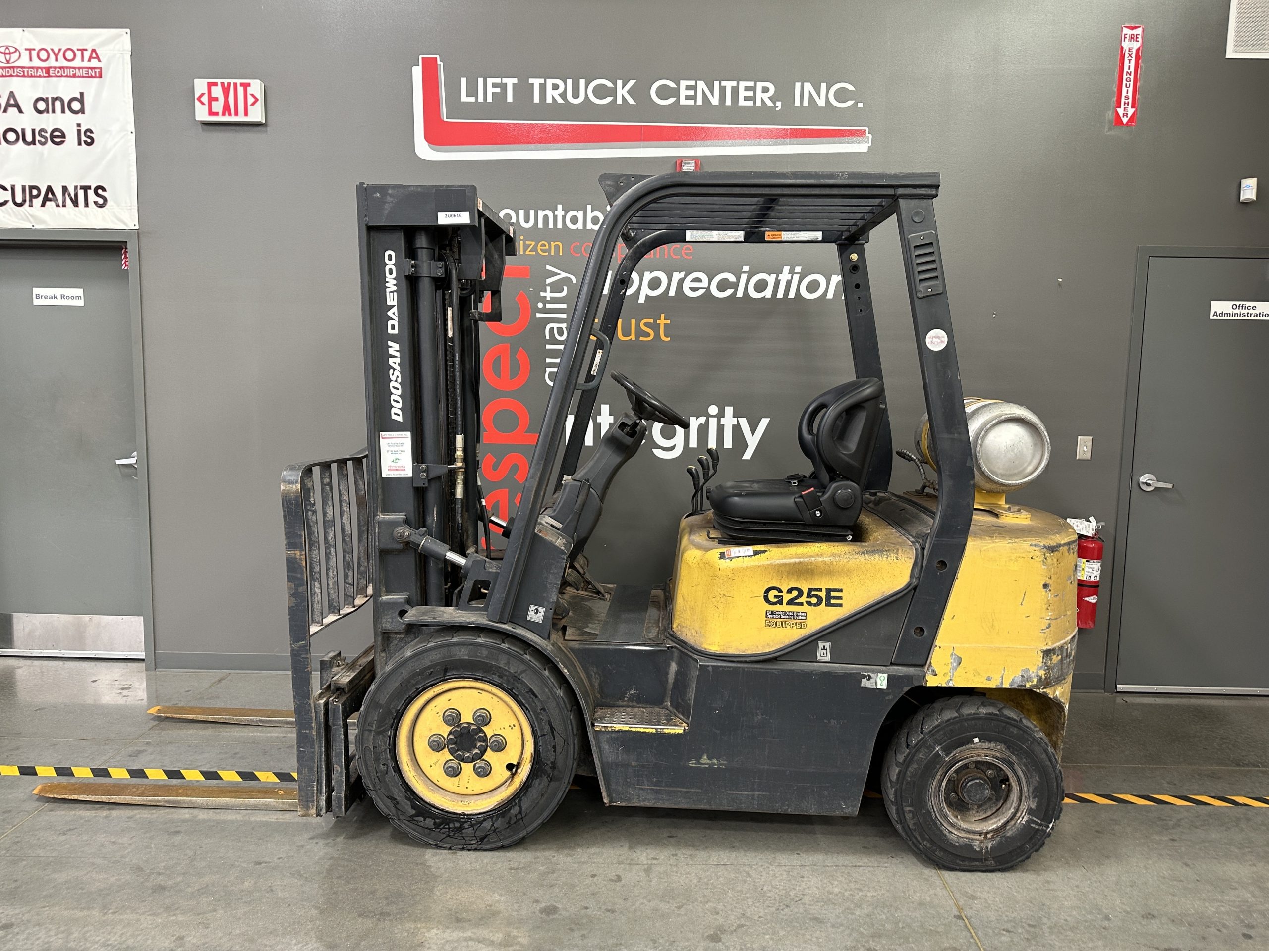 Featured image for “DOOSAN 5,000 LBS. CAPACITY PNEUMATIC TIRED FORKLIFT”