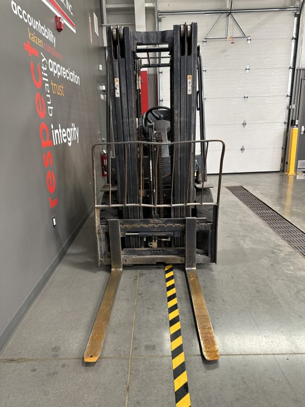 DOOSAN 5,000 LBS. CAPACITY PNEUMATIC TIRED FORKLIFT - Image 4
