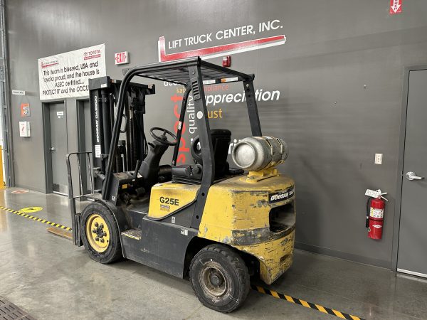 DOOSAN 5,000 LBS. CAPACITY PNEUMATIC TIRED FORKLIFT - Image 3