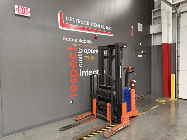 TOYOTA 3,000 LBS. CAPACITY ELECTRIC REACH STACKER - Image 3
