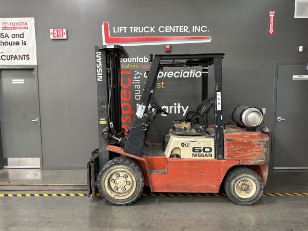 NISSAN 6,000 LBS. CAPACITY PNEUMATIC TIRED FORKLIFT