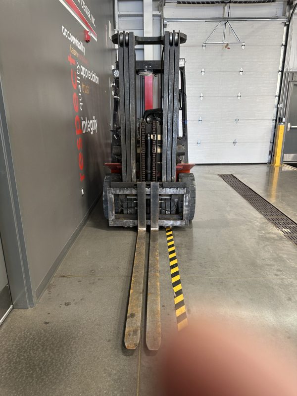 NISSAN 6,000 LBS. CAPACITY PNEUMATIC TIRED FORKLIFT - Image 4