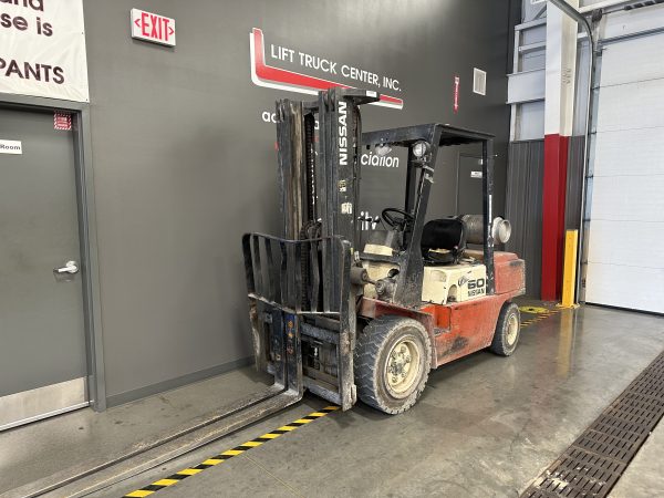 NISSAN 6,000 LBS. CAPACITY PNEUMATIC TIRED FORKLIFT - Image 2