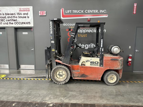 NISSAN 6,000 LBS. CAPACITY PNEUMATIC TIRED FORKLIFT